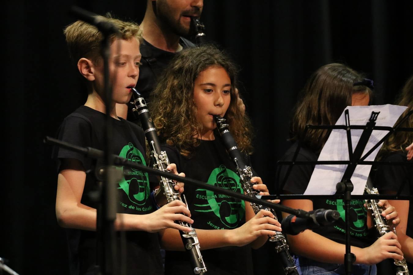 El Cine-teatro Balboa acogió, ayer, el concierto de clausura del curso 2018/2019 de la Escuela Municipal de Música de Jerez de los Caballeros. En esta cita, los alumnos y alumnas participantes ofrecieron una muestra de los conocimientos adquiridos durante el curso y su evolución a lo largo del mismo en las distintas modalidades impartidas. En este curso, han sido 113 los alumnos y alumnas que se han formado en la citada Escuela y cinco los profesores que han impartido las diferentes asignaturas: David Carrasco, Carlos Álvarez, Sergio Carrasco, Cristian Ivasr y Mª Asunción Pérez.