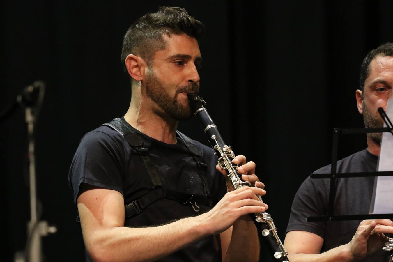 El Cine-teatro Balboa acogió, ayer, el concierto de clausura del curso 2018/2019 de la Escuela Municipal de Música de Jerez de los Caballeros. En esta cita, los alumnos y alumnas participantes ofrecieron una muestra de los conocimientos adquiridos durante el curso y su evolución a lo largo del mismo en las distintas modalidades impartidas. En este curso, han sido 113 los alumnos y alumnas que se han formado en la citada Escuela y cinco los profesores que han impartido las diferentes asignaturas: David Carrasco, Carlos Álvarez, Sergio Carrasco, Cristian Ivasr y Mª Asunción Pérez.