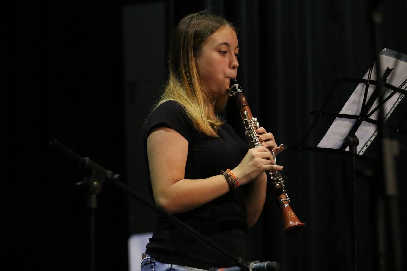 El Cine-teatro Balboa acogió, ayer, el concierto de clausura del curso 2018/2019 de la Escuela Municipal de Música de Jerez de los Caballeros. En esta cita, los alumnos y alumnas participantes ofrecieron una muestra de los conocimientos adquiridos durante el curso y su evolución a lo largo del mismo en las distintas modalidades impartidas. En este curso, han sido 113 los alumnos y alumnas que se han formado en la citada Escuela y cinco los profesores que han impartido las diferentes asignaturas: David Carrasco, Carlos Álvarez, Sergio Carrasco, Cristian Ivasr y Mª Asunción Pérez.