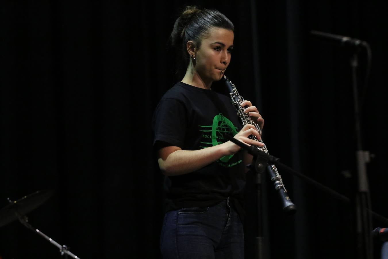 El Cine-teatro Balboa acogió, ayer, el concierto de clausura del curso 2018/2019 de la Escuela Municipal de Música de Jerez de los Caballeros. En esta cita, los alumnos y alumnas participantes ofrecieron una muestra de los conocimientos adquiridos durante el curso y su evolución a lo largo del mismo en las distintas modalidades impartidas. En este curso, han sido 113 los alumnos y alumnas que se han formado en la citada Escuela y cinco los profesores que han impartido las diferentes asignaturas: David Carrasco, Carlos Álvarez, Sergio Carrasco, Cristian Ivasr y Mª Asunción Pérez.
