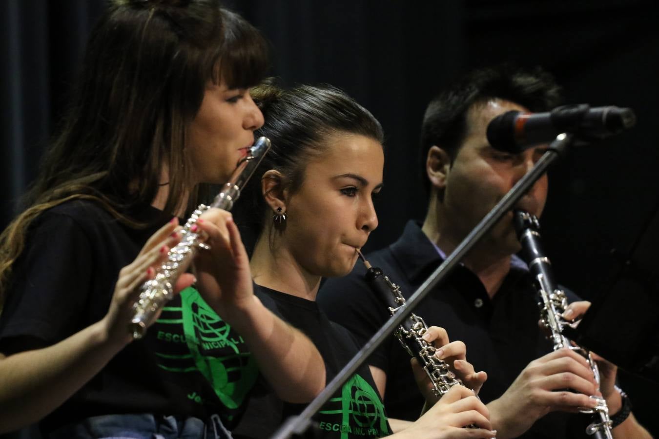 El Cine-teatro Balboa acogió, ayer, el concierto de clausura del curso 2018/2019 de la Escuela Municipal de Música de Jerez de los Caballeros. En esta cita, los alumnos y alumnas participantes ofrecieron una muestra de los conocimientos adquiridos durante el curso y su evolución a lo largo del mismo en las distintas modalidades impartidas. En este curso, han sido 113 los alumnos y alumnas que se han formado en la citada Escuela y cinco los profesores que han impartido las diferentes asignaturas: David Carrasco, Carlos Álvarez, Sergio Carrasco, Cristian Ivasr y Mª Asunción Pérez.
