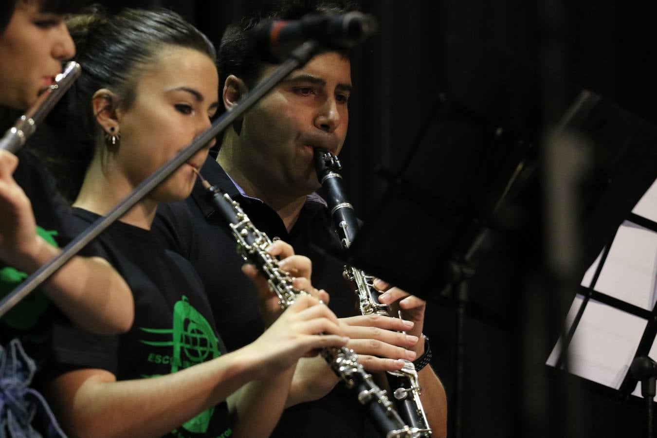 El Cine-teatro Balboa acogió, ayer, el concierto de clausura del curso 2018/2019 de la Escuela Municipal de Música de Jerez de los Caballeros. En esta cita, los alumnos y alumnas participantes ofrecieron una muestra de los conocimientos adquiridos durante el curso y su evolución a lo largo del mismo en las distintas modalidades impartidas. En este curso, han sido 113 los alumnos y alumnas que se han formado en la citada Escuela y cinco los profesores que han impartido las diferentes asignaturas: David Carrasco, Carlos Álvarez, Sergio Carrasco, Cristian Ivasr y Mª Asunción Pérez.