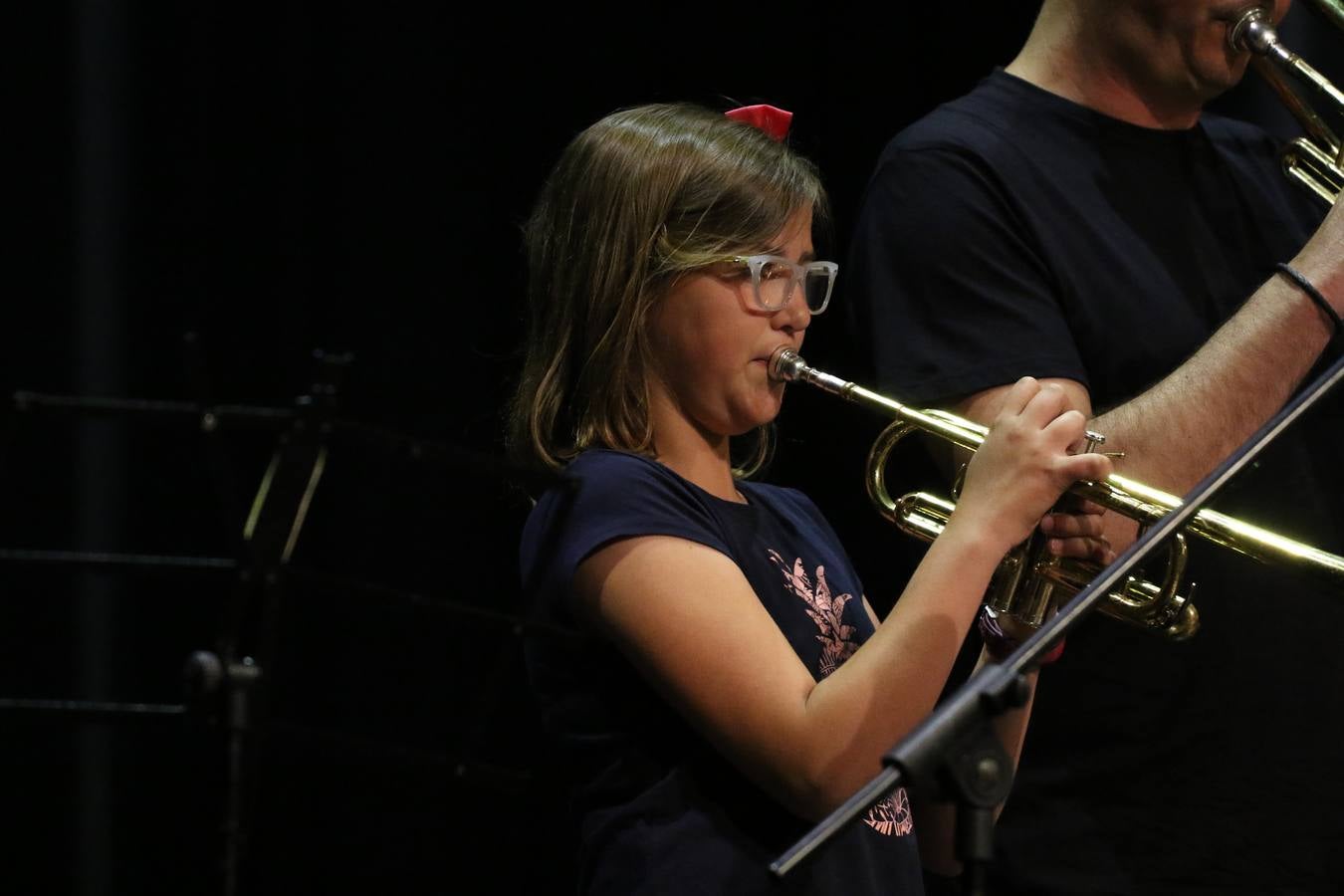 El Cine-teatro Balboa acogió, ayer, el concierto de clausura del curso 2018/2019 de la Escuela Municipal de Música de Jerez de los Caballeros. En esta cita, los alumnos y alumnas participantes ofrecieron una muestra de los conocimientos adquiridos durante el curso y su evolución a lo largo del mismo en las distintas modalidades impartidas. En este curso, han sido 113 los alumnos y alumnas que se han formado en la citada Escuela y cinco los profesores que han impartido las diferentes asignaturas: David Carrasco, Carlos Álvarez, Sergio Carrasco, Cristian Ivasr y Mª Asunción Pérez.