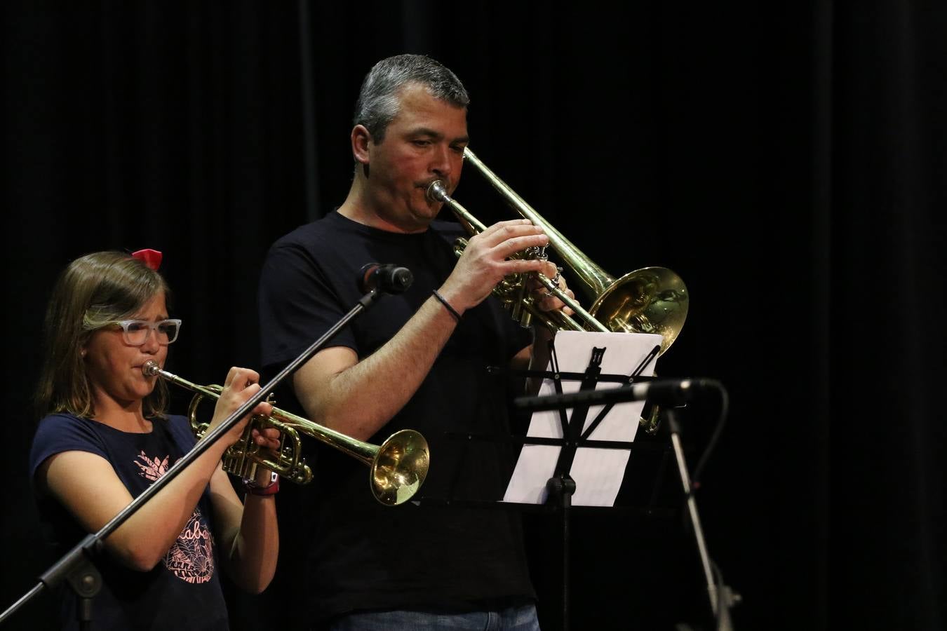 El Cine-teatro Balboa acogió, ayer, el concierto de clausura del curso 2018/2019 de la Escuela Municipal de Música de Jerez de los Caballeros. En esta cita, los alumnos y alumnas participantes ofrecieron una muestra de los conocimientos adquiridos durante el curso y su evolución a lo largo del mismo en las distintas modalidades impartidas. En este curso, han sido 113 los alumnos y alumnas que se han formado en la citada Escuela y cinco los profesores que han impartido las diferentes asignaturas: David Carrasco, Carlos Álvarez, Sergio Carrasco, Cristian Ivasr y Mª Asunción Pérez.