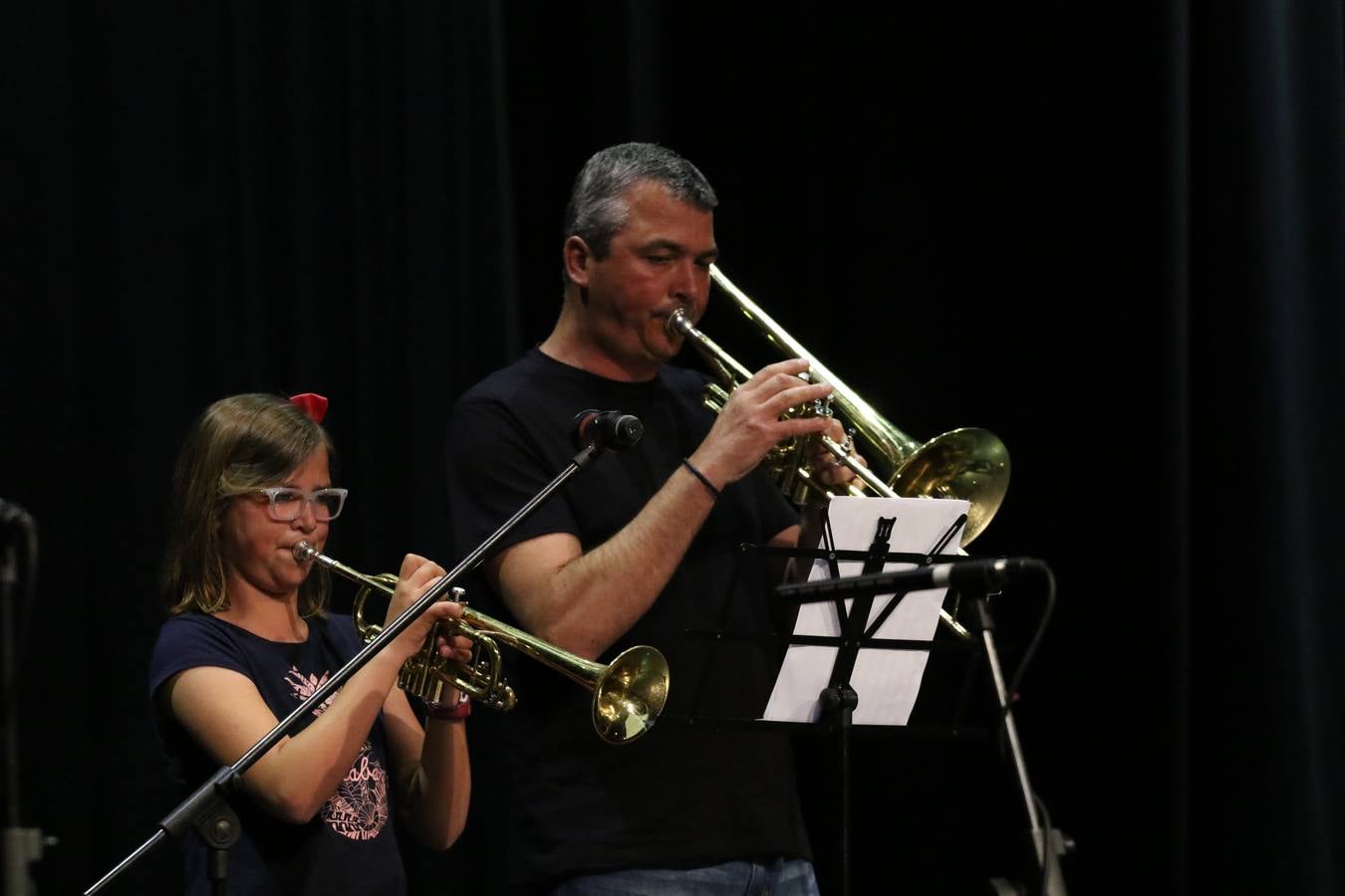El Cine-teatro Balboa acogió, ayer, el concierto de clausura del curso 2018/2019 de la Escuela Municipal de Música de Jerez de los Caballeros. En esta cita, los alumnos y alumnas participantes ofrecieron una muestra de los conocimientos adquiridos durante el curso y su evolución a lo largo del mismo en las distintas modalidades impartidas. En este curso, han sido 113 los alumnos y alumnas que se han formado en la citada Escuela y cinco los profesores que han impartido las diferentes asignaturas: David Carrasco, Carlos Álvarez, Sergio Carrasco, Cristian Ivasr y Mª Asunción Pérez.