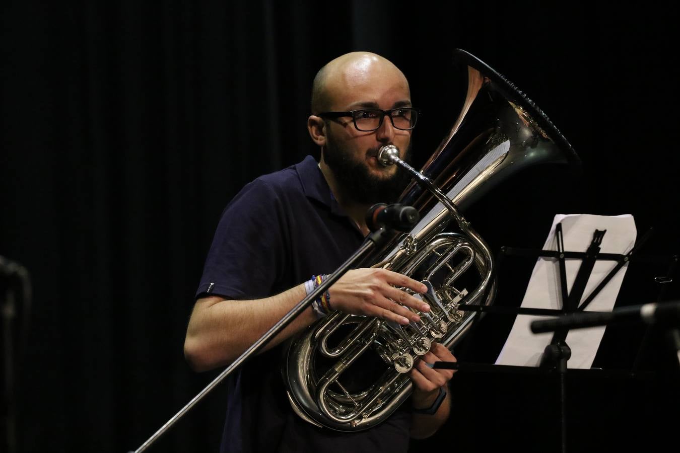El Cine-teatro Balboa acogió, ayer, el concierto de clausura del curso 2018/2019 de la Escuela Municipal de Música de Jerez de los Caballeros. En esta cita, los alumnos y alumnas participantes ofrecieron una muestra de los conocimientos adquiridos durante el curso y su evolución a lo largo del mismo en las distintas modalidades impartidas. En este curso, han sido 113 los alumnos y alumnas que se han formado en la citada Escuela y cinco los profesores que han impartido las diferentes asignaturas: David Carrasco, Carlos Álvarez, Sergio Carrasco, Cristian Ivasr y Mª Asunción Pérez.