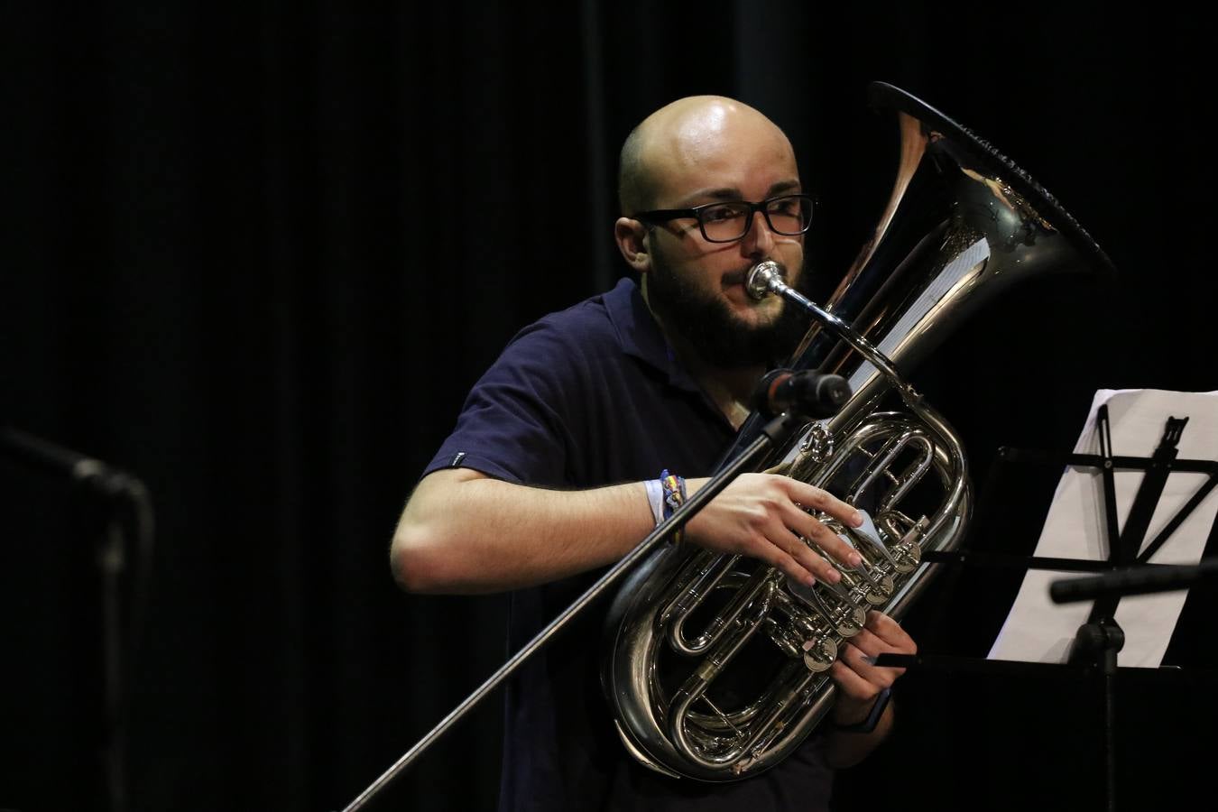 El Cine-teatro Balboa acogió, ayer, el concierto de clausura del curso 2018/2019 de la Escuela Municipal de Música de Jerez de los Caballeros. En esta cita, los alumnos y alumnas participantes ofrecieron una muestra de los conocimientos adquiridos durante el curso y su evolución a lo largo del mismo en las distintas modalidades impartidas. En este curso, han sido 113 los alumnos y alumnas que se han formado en la citada Escuela y cinco los profesores que han impartido las diferentes asignaturas: David Carrasco, Carlos Álvarez, Sergio Carrasco, Cristian Ivasr y Mª Asunción Pérez.