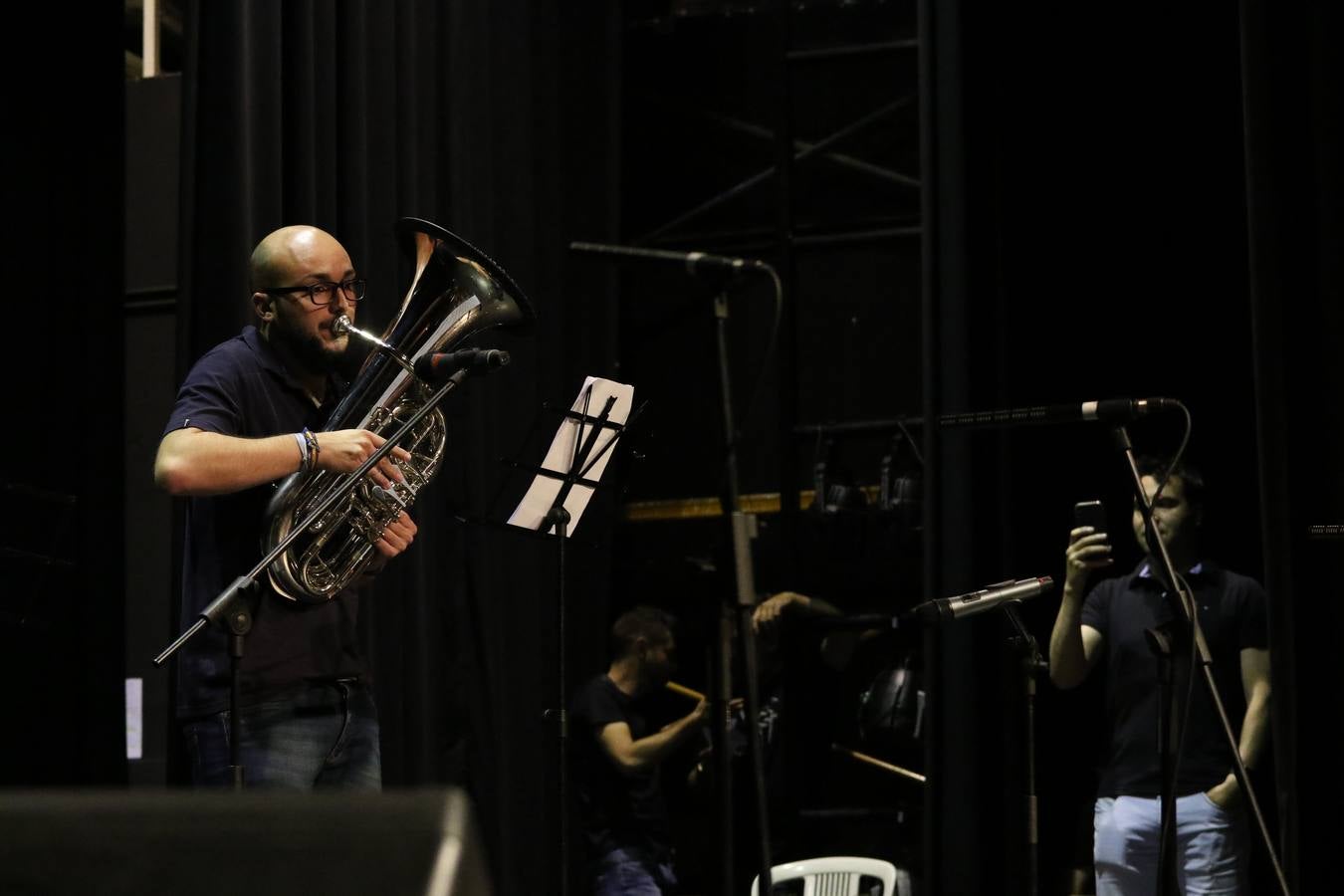El Cine-teatro Balboa acogió, ayer, el concierto de clausura del curso 2018/2019 de la Escuela Municipal de Música de Jerez de los Caballeros. En esta cita, los alumnos y alumnas participantes ofrecieron una muestra de los conocimientos adquiridos durante el curso y su evolución a lo largo del mismo en las distintas modalidades impartidas. En este curso, han sido 113 los alumnos y alumnas que se han formado en la citada Escuela y cinco los profesores que han impartido las diferentes asignaturas: David Carrasco, Carlos Álvarez, Sergio Carrasco, Cristian Ivasr y Mª Asunción Pérez.