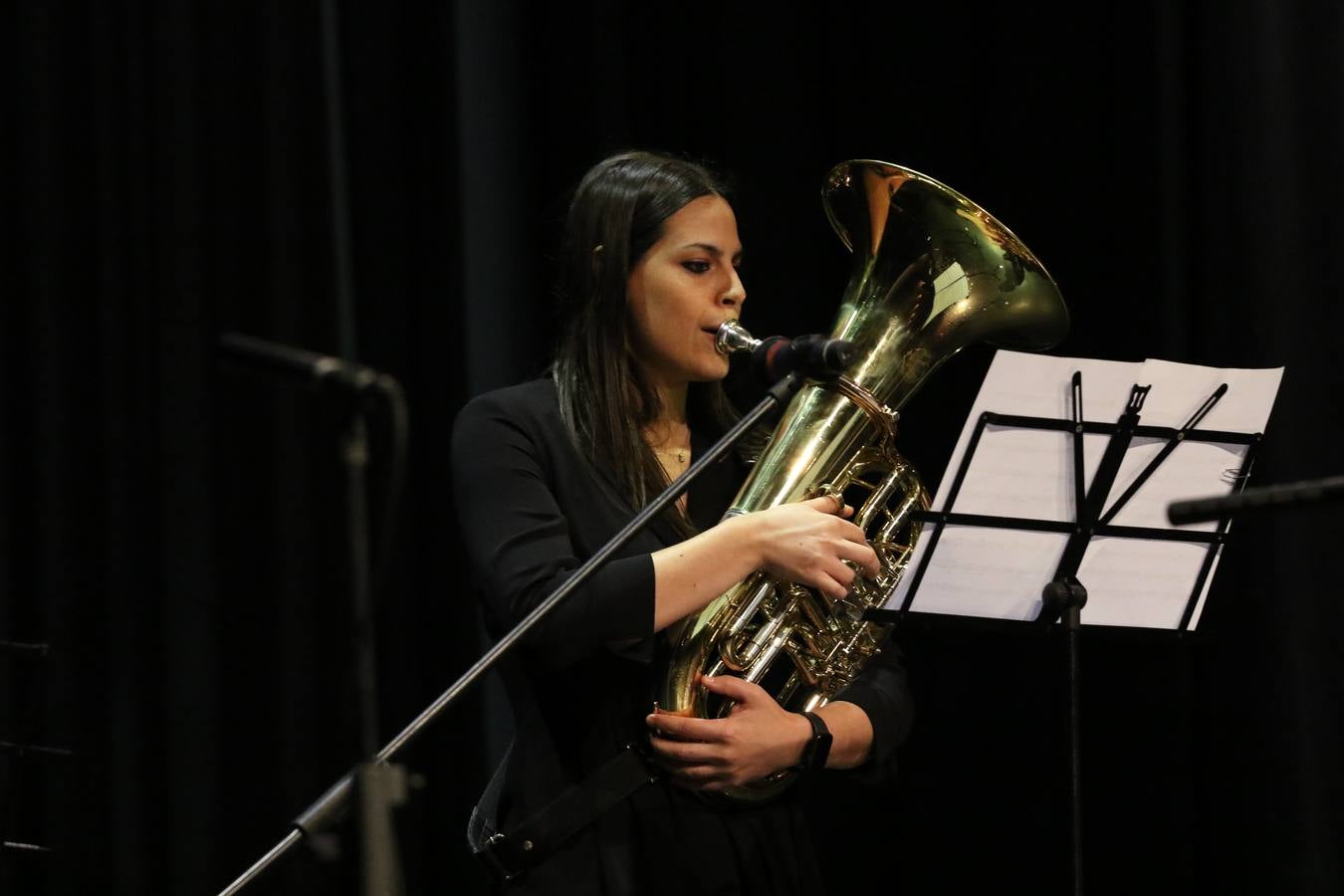El Cine-teatro Balboa acogió, ayer, el concierto de clausura del curso 2018/2019 de la Escuela Municipal de Música de Jerez de los Caballeros. En esta cita, los alumnos y alumnas participantes ofrecieron una muestra de los conocimientos adquiridos durante el curso y su evolución a lo largo del mismo en las distintas modalidades impartidas. En este curso, han sido 113 los alumnos y alumnas que se han formado en la citada Escuela y cinco los profesores que han impartido las diferentes asignaturas: David Carrasco, Carlos Álvarez, Sergio Carrasco, Cristian Ivasr y Mª Asunción Pérez.