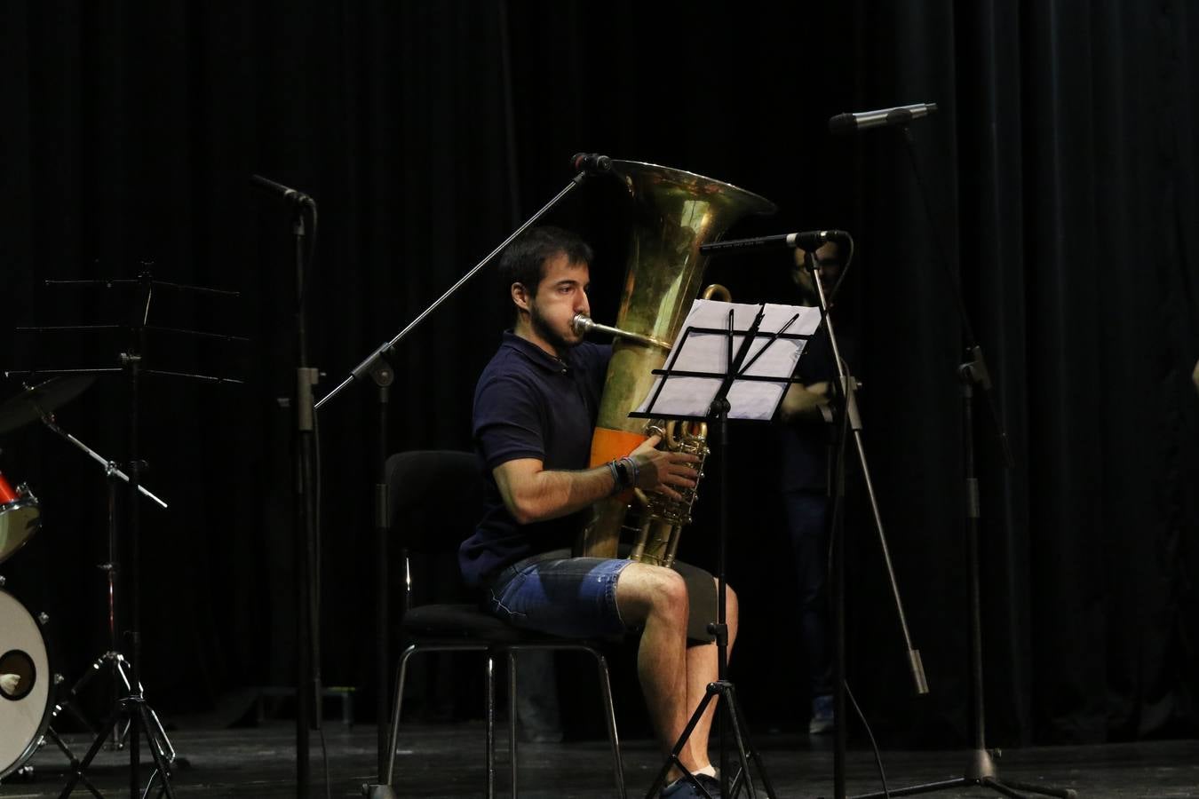 El Cine-teatro Balboa acogió, ayer, el concierto de clausura del curso 2018/2019 de la Escuela Municipal de Música de Jerez de los Caballeros. En esta cita, los alumnos y alumnas participantes ofrecieron una muestra de los conocimientos adquiridos durante el curso y su evolución a lo largo del mismo en las distintas modalidades impartidas. En este curso, han sido 113 los alumnos y alumnas que se han formado en la citada Escuela y cinco los profesores que han impartido las diferentes asignaturas: David Carrasco, Carlos Álvarez, Sergio Carrasco, Cristian Ivasr y Mª Asunción Pérez.