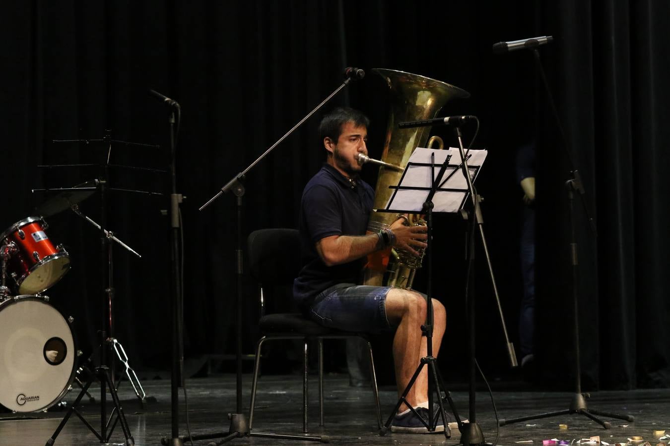 El Cine-teatro Balboa acogió, ayer, el concierto de clausura del curso 2018/2019 de la Escuela Municipal de Música de Jerez de los Caballeros. En esta cita, los alumnos y alumnas participantes ofrecieron una muestra de los conocimientos adquiridos durante el curso y su evolución a lo largo del mismo en las distintas modalidades impartidas. En este curso, han sido 113 los alumnos y alumnas que se han formado en la citada Escuela y cinco los profesores que han impartido las diferentes asignaturas: David Carrasco, Carlos Álvarez, Sergio Carrasco, Cristian Ivasr y Mª Asunción Pérez.