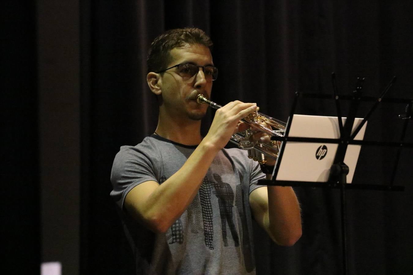 El Cine-teatro Balboa acogió, ayer, el concierto de clausura del curso 2018/2019 de la Escuela Municipal de Música de Jerez de los Caballeros. En esta cita, los alumnos y alumnas participantes ofrecieron una muestra de los conocimientos adquiridos durante el curso y su evolución a lo largo del mismo en las distintas modalidades impartidas. En este curso, han sido 113 los alumnos y alumnas que se han formado en la citada Escuela y cinco los profesores que han impartido las diferentes asignaturas: David Carrasco, Carlos Álvarez, Sergio Carrasco, Cristian Ivasr y Mª Asunción Pérez.