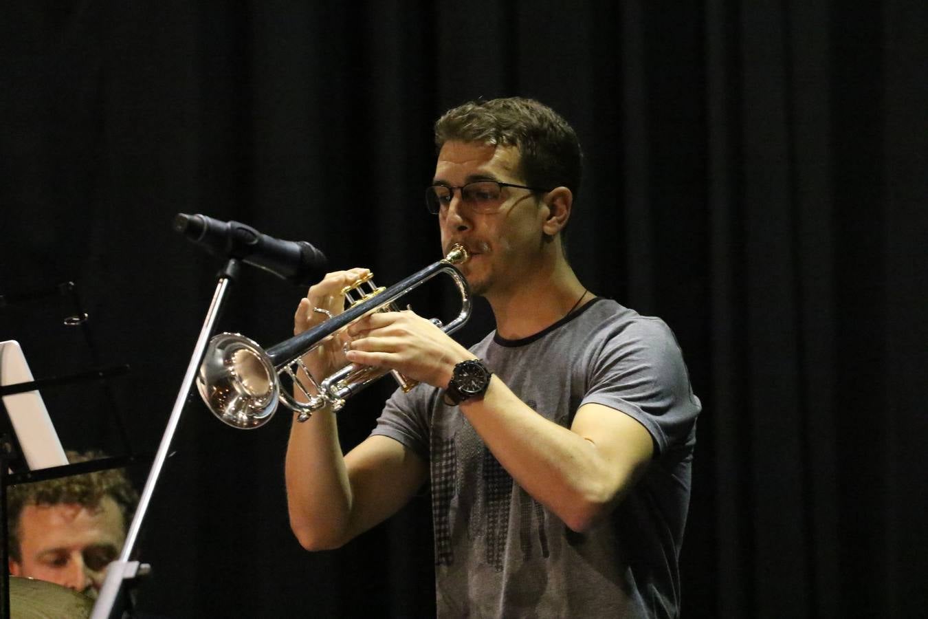 El Cine-teatro Balboa acogió, ayer, el concierto de clausura del curso 2018/2019 de la Escuela Municipal de Música de Jerez de los Caballeros. En esta cita, los alumnos y alumnas participantes ofrecieron una muestra de los conocimientos adquiridos durante el curso y su evolución a lo largo del mismo en las distintas modalidades impartidas. En este curso, han sido 113 los alumnos y alumnas que se han formado en la citada Escuela y cinco los profesores que han impartido las diferentes asignaturas: David Carrasco, Carlos Álvarez, Sergio Carrasco, Cristian Ivasr y Mª Asunción Pérez.