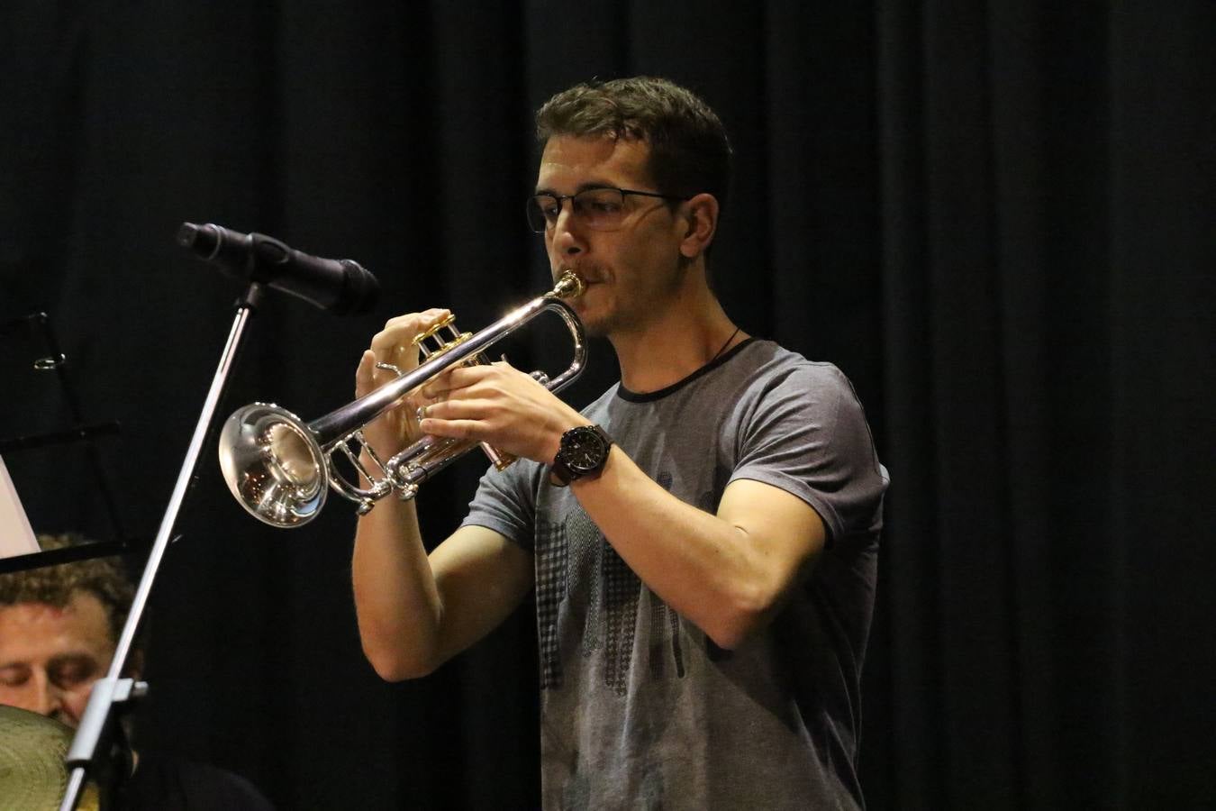 El Cine-teatro Balboa acogió, ayer, el concierto de clausura del curso 2018/2019 de la Escuela Municipal de Música de Jerez de los Caballeros. En esta cita, los alumnos y alumnas participantes ofrecieron una muestra de los conocimientos adquiridos durante el curso y su evolución a lo largo del mismo en las distintas modalidades impartidas. En este curso, han sido 113 los alumnos y alumnas que se han formado en la citada Escuela y cinco los profesores que han impartido las diferentes asignaturas: David Carrasco, Carlos Álvarez, Sergio Carrasco, Cristian Ivasr y Mª Asunción Pérez.