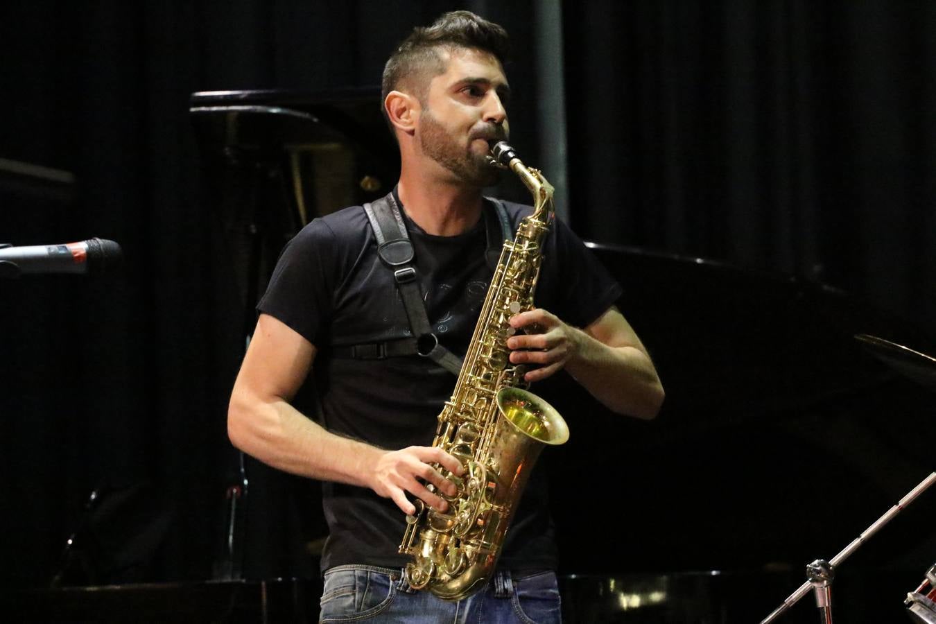 El Cine-teatro Balboa acogió, ayer, el concierto de clausura del curso 2018/2019 de la Escuela Municipal de Música de Jerez de los Caballeros. En esta cita, los alumnos y alumnas participantes ofrecieron una muestra de los conocimientos adquiridos durante el curso y su evolución a lo largo del mismo en las distintas modalidades impartidas. En este curso, han sido 113 los alumnos y alumnas que se han formado en la citada Escuela y cinco los profesores que han impartido las diferentes asignaturas: David Carrasco, Carlos Álvarez, Sergio Carrasco, Cristian Ivasr y Mª Asunción Pérez.