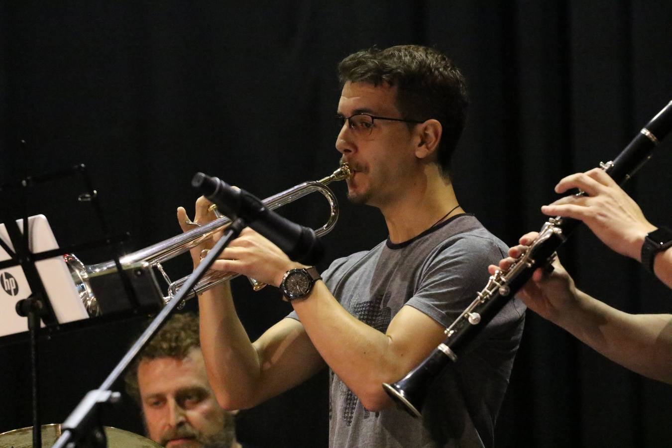 El Cine-teatro Balboa acogió, ayer, el concierto de clausura del curso 2018/2019 de la Escuela Municipal de Música de Jerez de los Caballeros. En esta cita, los alumnos y alumnas participantes ofrecieron una muestra de los conocimientos adquiridos durante el curso y su evolución a lo largo del mismo en las distintas modalidades impartidas. En este curso, han sido 113 los alumnos y alumnas que se han formado en la citada Escuela y cinco los profesores que han impartido las diferentes asignaturas: David Carrasco, Carlos Álvarez, Sergio Carrasco, Cristian Ivasr y Mª Asunción Pérez.