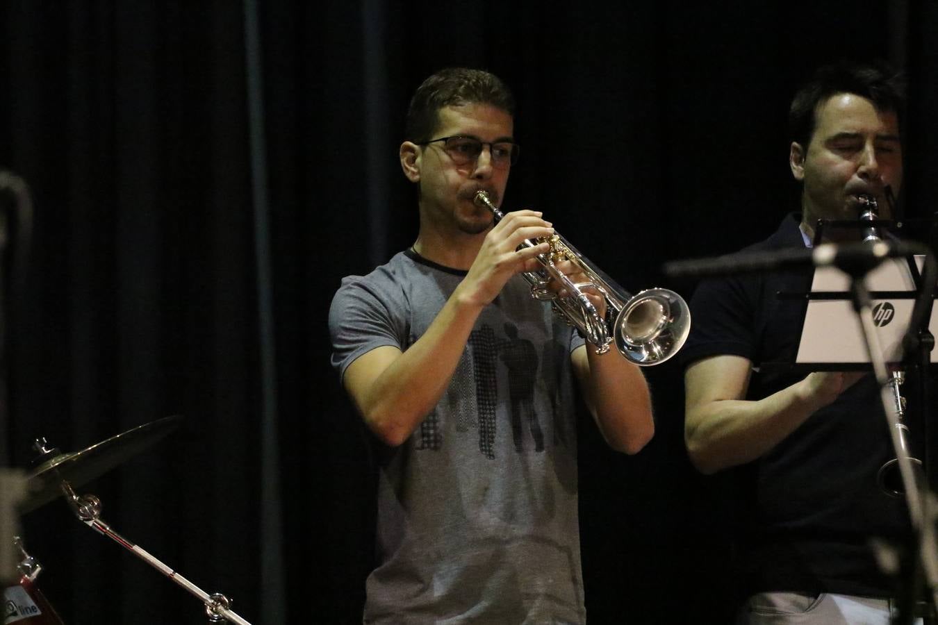 El Cine-teatro Balboa acogió, ayer, el concierto de clausura del curso 2018/2019 de la Escuela Municipal de Música de Jerez de los Caballeros. En esta cita, los alumnos y alumnas participantes ofrecieron una muestra de los conocimientos adquiridos durante el curso y su evolución a lo largo del mismo en las distintas modalidades impartidas. En este curso, han sido 113 los alumnos y alumnas que se han formado en la citada Escuela y cinco los profesores que han impartido las diferentes asignaturas: David Carrasco, Carlos Álvarez, Sergio Carrasco, Cristian Ivasr y Mª Asunción Pérez.