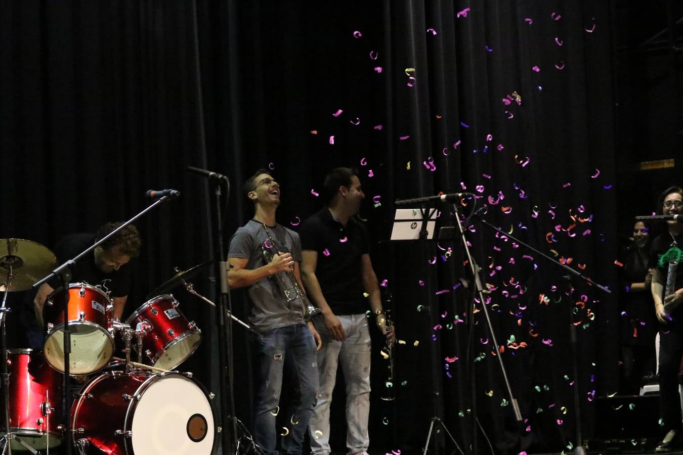 El Cine-teatro Balboa acogió, ayer, el concierto de clausura del curso 2018/2019 de la Escuela Municipal de Música de Jerez de los Caballeros. En esta cita, los alumnos y alumnas participantes ofrecieron una muestra de los conocimientos adquiridos durante el curso y su evolución a lo largo del mismo en las distintas modalidades impartidas. En este curso, han sido 113 los alumnos y alumnas que se han formado en la citada Escuela y cinco los profesores que han impartido las diferentes asignaturas: David Carrasco, Carlos Álvarez, Sergio Carrasco, Cristian Ivasr y Mª Asunción Pérez.