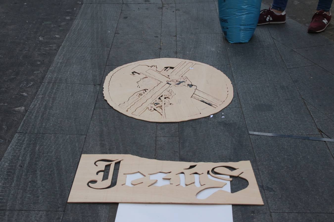 Las alfombras de sal embellecen y llenan de color, hoy, las calles de Jerez de los Caballeros con motivo de la festividad del Corpus Christi. Desde primera hora de la mañana, miembros de las cofradías y hermandades, Cáritas, grupos de catequesis, familias de los niños que han hecho este año la Primera Comunión, miembros de la Asociación de costaleros y costaleras de la Semana Santa jerezana, Ayuntamiento y vecinos han cubierto las principales calles del municipio con 6.250 kilos de sal teñida, plenas de color. A continuación, han disfrutado de una jornada de convivencia en la Casa de la Iglesia 'Cecilia de Arteaga'.