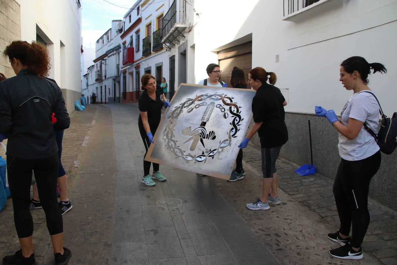 Las alfombras de sal embellecen y llenan de color, hoy, las calles de Jerez de los Caballeros con motivo de la festividad del Corpus Christi. Desde primera hora de la mañana, miembros de las cofradías y hermandades, Cáritas, grupos de catequesis, familias de los niños que han hecho este año la Primera Comunión, miembros de la Asociación de costaleros y costaleras de la Semana Santa jerezana, Ayuntamiento y vecinos han cubierto las principales calles del municipio con 6.250 kilos de sal teñida, plenas de color. A continuación, han disfrutado de una jornada de convivencia en la Casa de la Iglesia 'Cecilia de Arteaga'.
