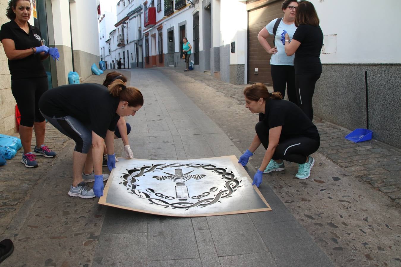 Las alfombras de sal embellecen y llenan de color, hoy, las calles de Jerez de los Caballeros con motivo de la festividad del Corpus Christi. Desde primera hora de la mañana, miembros de las cofradías y hermandades, Cáritas, grupos de catequesis, familias de los niños que han hecho este año la Primera Comunión, miembros de la Asociación de costaleros y costaleras de la Semana Santa jerezana, Ayuntamiento y vecinos han cubierto las principales calles del municipio con 6.250 kilos de sal teñida, plenas de color. A continuación, han disfrutado de una jornada de convivencia en la Casa de la Iglesia 'Cecilia de Arteaga'.