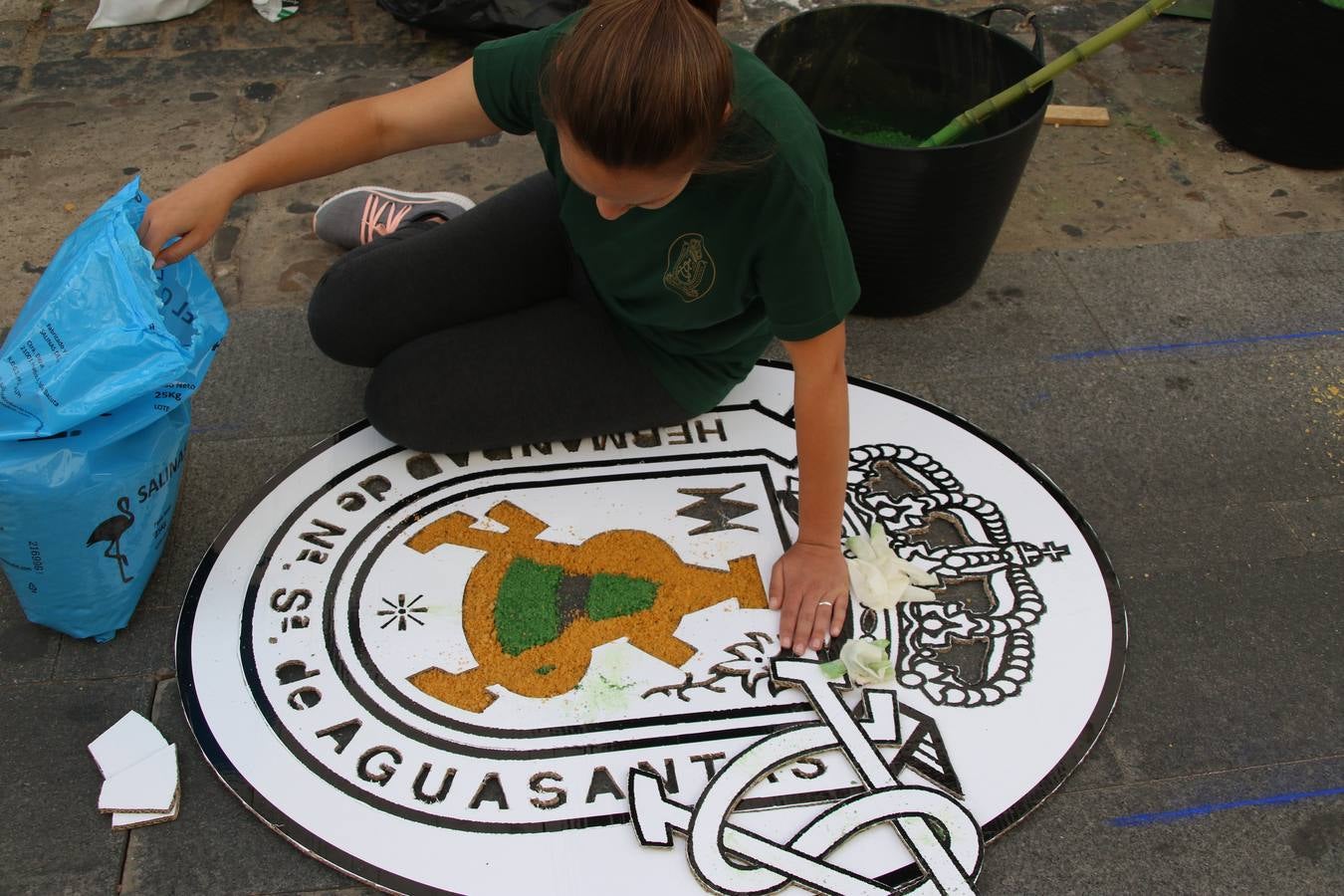 Las alfombras de sal embellecen y llenan de color, hoy, las calles de Jerez de los Caballeros con motivo de la festividad del Corpus Christi. Desde primera hora de la mañana, miembros de las cofradías y hermandades, Cáritas, grupos de catequesis, familias de los niños que han hecho este año la Primera Comunión, miembros de la Asociación de costaleros y costaleras de la Semana Santa jerezana, Ayuntamiento y vecinos han cubierto las principales calles del municipio con 6.250 kilos de sal teñida, plenas de color. A continuación, han disfrutado de una jornada de convivencia en la Casa de la Iglesia 'Cecilia de Arteaga'.