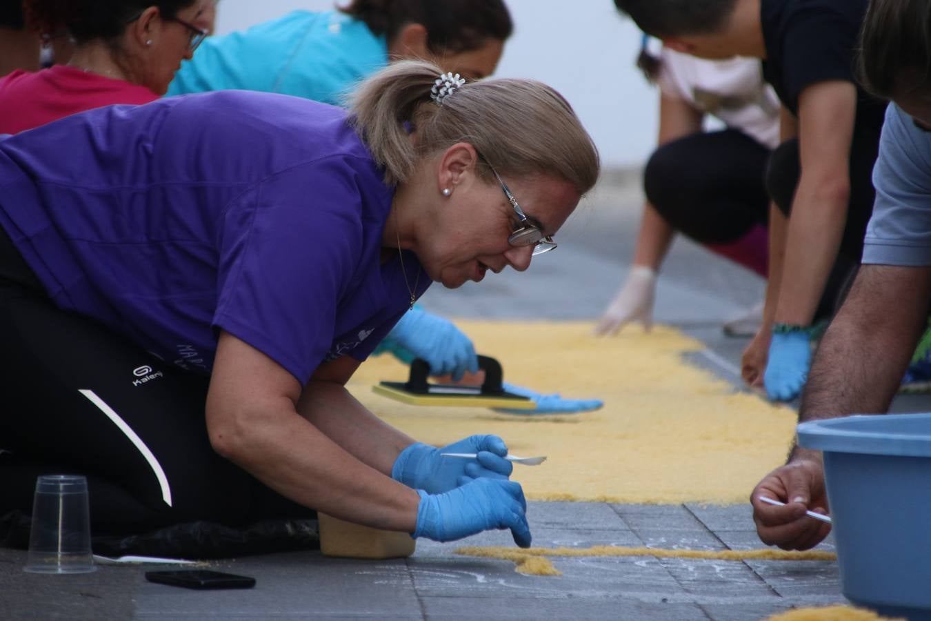 Las alfombras de sal embellecen y llenan de color, hoy, las calles de Jerez de los Caballeros con motivo de la festividad del Corpus Christi. Desde primera hora de la mañana, miembros de las cofradías y hermandades, Cáritas, grupos de catequesis, familias de los niños que han hecho este año la Primera Comunión, miembros de la Asociación de costaleros y costaleras de la Semana Santa jerezana, Ayuntamiento y vecinos han cubierto las principales calles del municipio con 6.250 kilos de sal teñida, plenas de color. A continuación, han disfrutado de una jornada de convivencia en la Casa de la Iglesia 'Cecilia de Arteaga'.