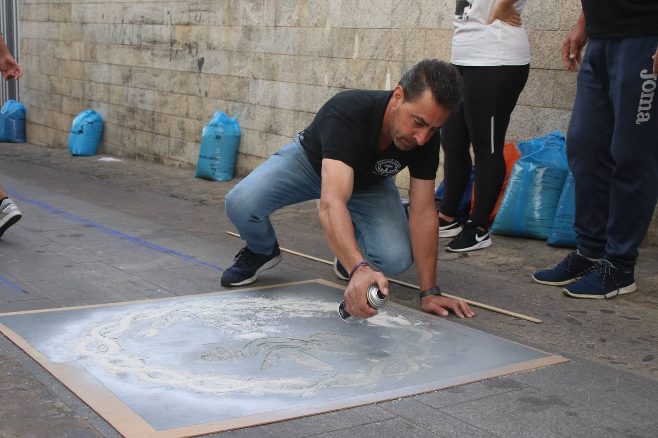 Las alfombras de sal embellecen y llenan de color, hoy, las calles de Jerez de los Caballeros con motivo de la festividad del Corpus Christi. Desde primera hora de la mañana, miembros de las cofradías y hermandades, Cáritas, grupos de catequesis, familias de los niños que han hecho este año la Primera Comunión, miembros de la Asociación de costaleros y costaleras de la Semana Santa jerezana, Ayuntamiento y vecinos han cubierto las principales calles del municipio con 6.250 kilos de sal teñida, plenas de color. A continuación, han disfrutado de una jornada de convivencia en la Casa de la Iglesia 'Cecilia de Arteaga'.