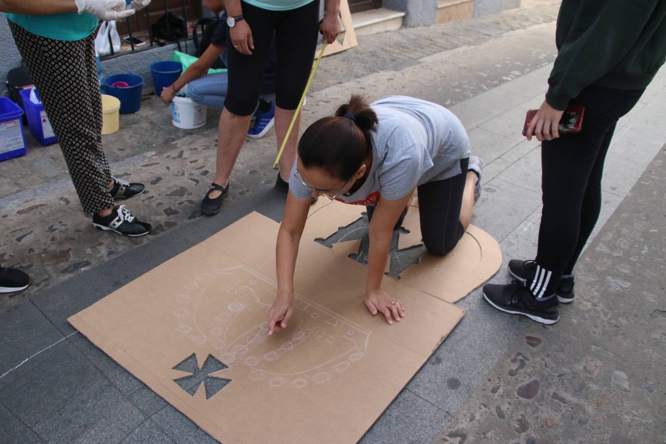 Las alfombras de sal embellecen y llenan de color, hoy, las calles de Jerez de los Caballeros con motivo de la festividad del Corpus Christi. Desde primera hora de la mañana, miembros de las cofradías y hermandades, Cáritas, grupos de catequesis, familias de los niños que han hecho este año la Primera Comunión, miembros de la Asociación de costaleros y costaleras de la Semana Santa jerezana, Ayuntamiento y vecinos han cubierto las principales calles del municipio con 6.250 kilos de sal teñida, plenas de color. A continuación, han disfrutado de una jornada de convivencia en la Casa de la Iglesia 'Cecilia de Arteaga'.