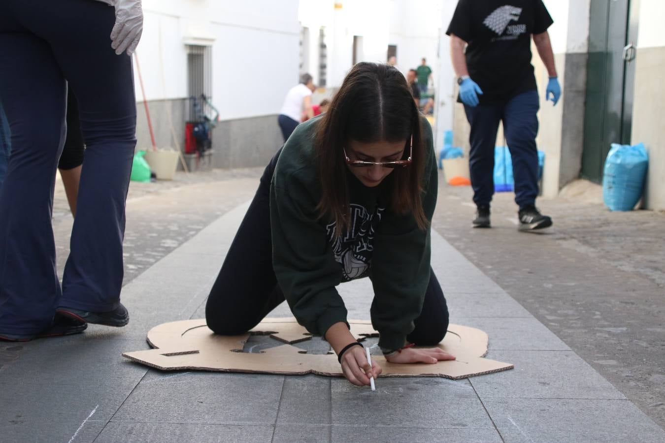 Las alfombras de sal embellecen y llenan de color, hoy, las calles de Jerez de los Caballeros con motivo de la festividad del Corpus Christi. Desde primera hora de la mañana, miembros de las cofradías y hermandades, Cáritas, grupos de catequesis, familias de los niños que han hecho este año la Primera Comunión, miembros de la Asociación de costaleros y costaleras de la Semana Santa jerezana, Ayuntamiento y vecinos han cubierto las principales calles del municipio con 6.250 kilos de sal teñida, plenas de color. A continuación, han disfrutado de una jornada de convivencia en la Casa de la Iglesia 'Cecilia de Arteaga'.