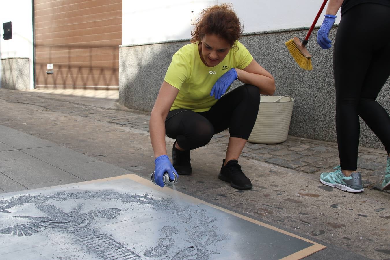 Las alfombras de sal embellecen y llenan de color, hoy, las calles de Jerez de los Caballeros con motivo de la festividad del Corpus Christi. Desde primera hora de la mañana, miembros de las cofradías y hermandades, Cáritas, grupos de catequesis, familias de los niños que han hecho este año la Primera Comunión, miembros de la Asociación de costaleros y costaleras de la Semana Santa jerezana, Ayuntamiento y vecinos han cubierto las principales calles del municipio con 6.250 kilos de sal teñida, plenas de color. A continuación, han disfrutado de una jornada de convivencia en la Casa de la Iglesia 'Cecilia de Arteaga'.