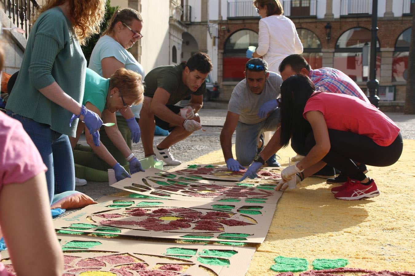 Las alfombras de sal embellecen y llenan de color, hoy, las calles de Jerez de los Caballeros con motivo de la festividad del Corpus Christi. Desde primera hora de la mañana, miembros de las cofradías y hermandades, Cáritas, grupos de catequesis, familias de los niños que han hecho este año la Primera Comunión, miembros de la Asociación de costaleros y costaleras de la Semana Santa jerezana, Ayuntamiento y vecinos han cubierto las principales calles del municipio con 6.250 kilos de sal teñida, plenas de color. A continuación, han disfrutado de una jornada de convivencia en la Casa de la Iglesia 'Cecilia de Arteaga'.