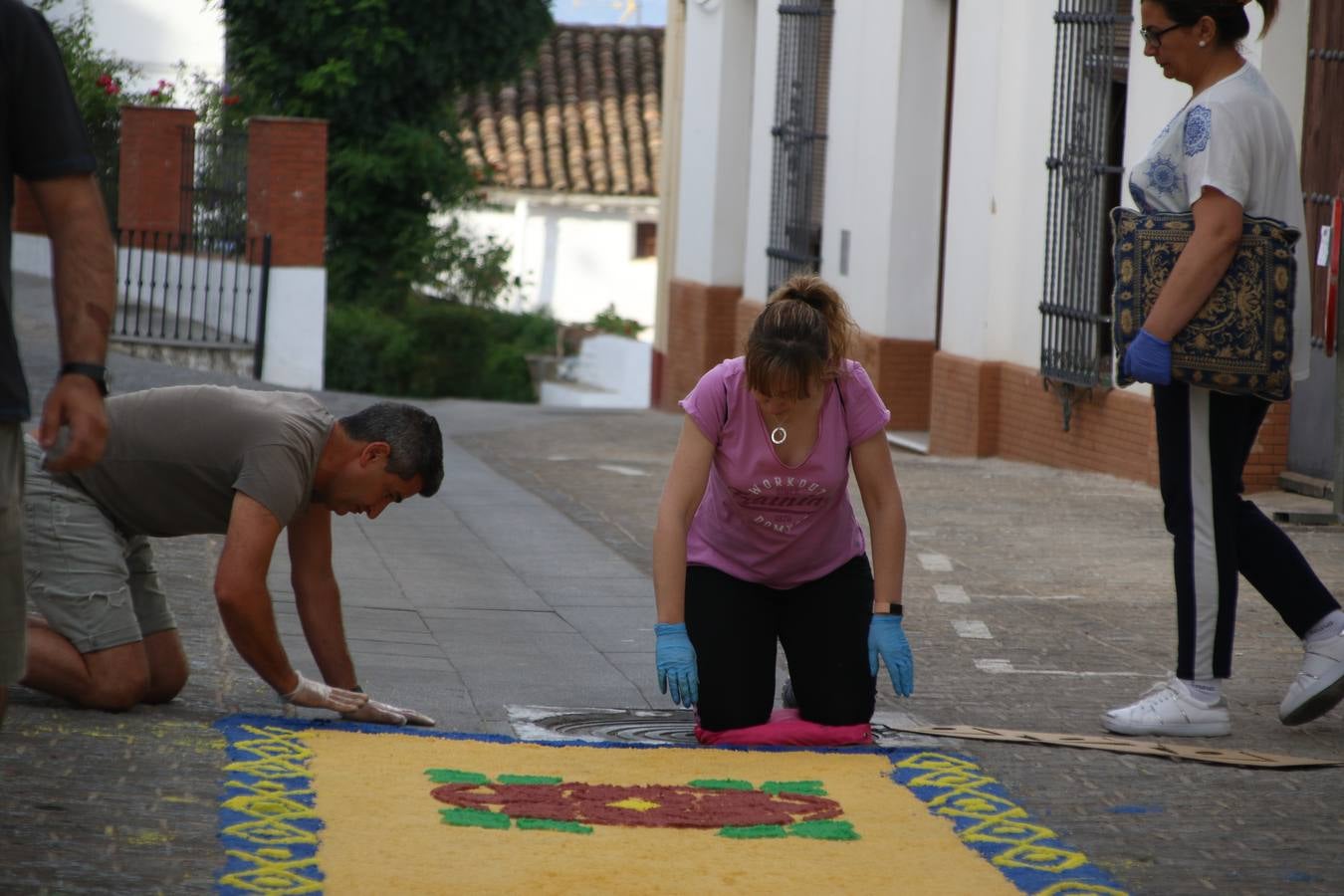 Las alfombras de sal embellecen y llenan de color, hoy, las calles de Jerez de los Caballeros con motivo de la festividad del Corpus Christi. Desde primera hora de la mañana, miembros de las cofradías y hermandades, Cáritas, grupos de catequesis, familias de los niños que han hecho este año la Primera Comunión, miembros de la Asociación de costaleros y costaleras de la Semana Santa jerezana, Ayuntamiento y vecinos han cubierto las principales calles del municipio con 6.250 kilos de sal teñida, plenas de color. A continuación, han disfrutado de una jornada de convivencia en la Casa de la Iglesia 'Cecilia de Arteaga'.