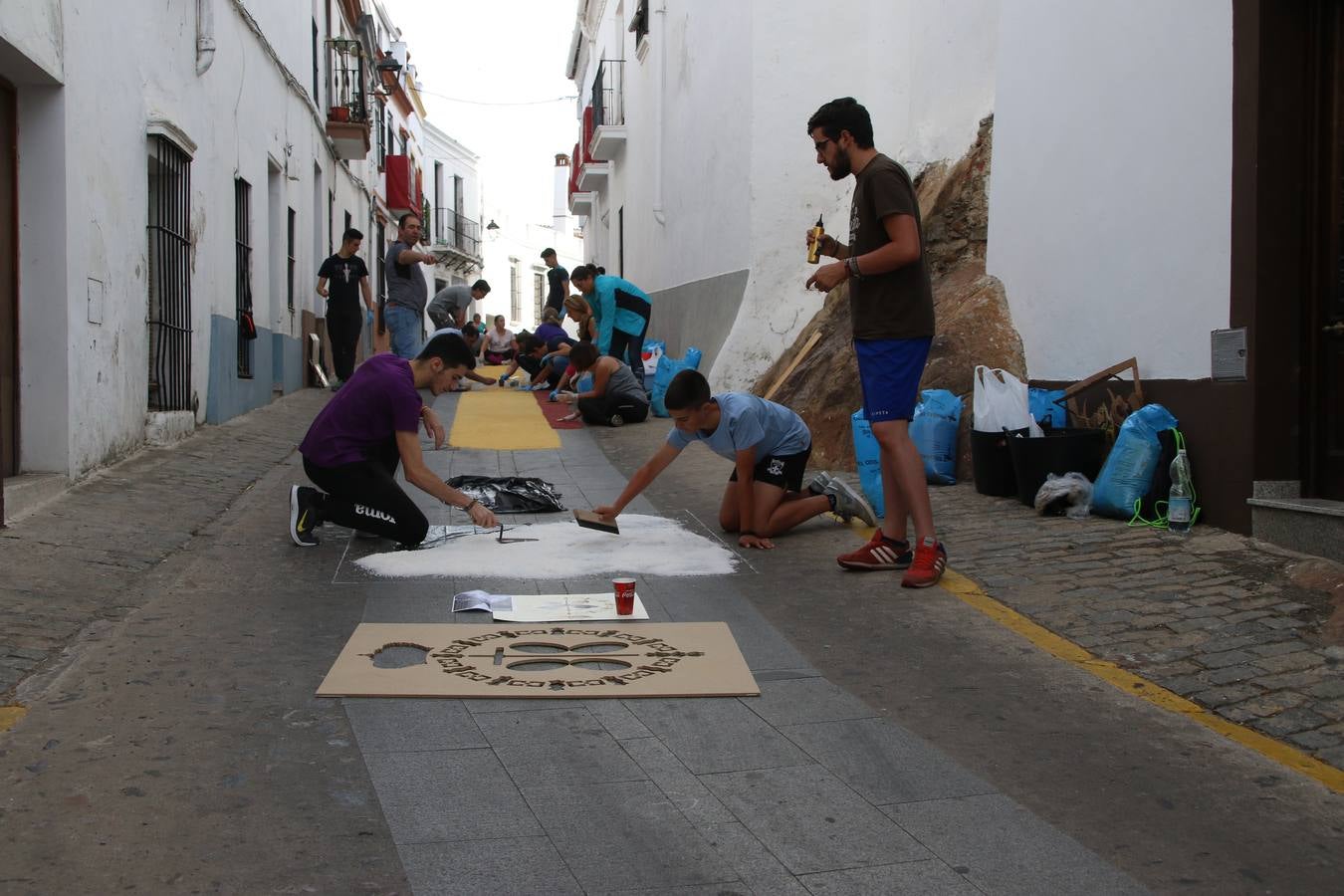 Las alfombras de sal embellecen y llenan de color, hoy, las calles de Jerez de los Caballeros con motivo de la festividad del Corpus Christi. Desde primera hora de la mañana, miembros de las cofradías y hermandades, Cáritas, grupos de catequesis, familias de los niños que han hecho este año la Primera Comunión, miembros de la Asociación de costaleros y costaleras de la Semana Santa jerezana, Ayuntamiento y vecinos han cubierto las principales calles del municipio con 6.250 kilos de sal teñida, plenas de color. A continuación, han disfrutado de una jornada de convivencia en la Casa de la Iglesia 'Cecilia de Arteaga'.