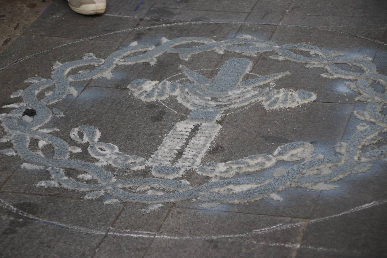 Las alfombras de sal embellecen y llenan de color, hoy, las calles de Jerez de los Caballeros con motivo de la festividad del Corpus Christi. Desde primera hora de la mañana, miembros de las cofradías y hermandades, Cáritas, grupos de catequesis, familias de los niños que han hecho este año la Primera Comunión, miembros de la Asociación de costaleros y costaleras de la Semana Santa jerezana, Ayuntamiento y vecinos han cubierto las principales calles del municipio con 6.250 kilos de sal teñida, plenas de color. A continuación, han disfrutado de una jornada de convivencia en la Casa de la Iglesia 'Cecilia de Arteaga'.