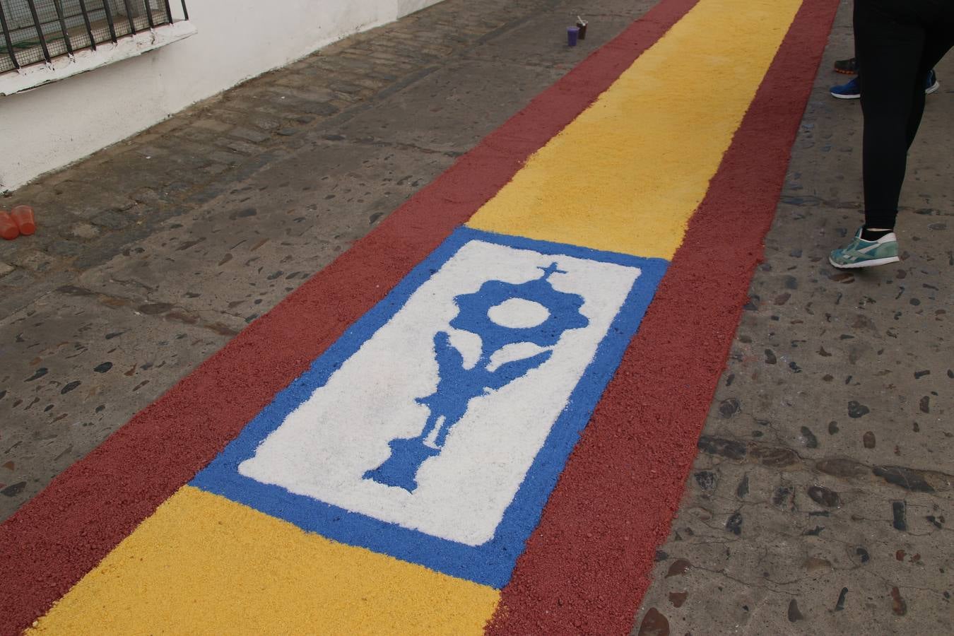 Las alfombras de sal embellecen y llenan de color, hoy, las calles de Jerez de los Caballeros con motivo de la festividad del Corpus Christi. Desde primera hora de la mañana, miembros de las cofradías y hermandades, Cáritas, grupos de catequesis, familias de los niños que han hecho este año la Primera Comunión, miembros de la Asociación de costaleros y costaleras de la Semana Santa jerezana, Ayuntamiento y vecinos han cubierto las principales calles del municipio con 6.250 kilos de sal teñida, plenas de color. A continuación, han disfrutado de una jornada de convivencia en la Casa de la Iglesia 'Cecilia de Arteaga'.