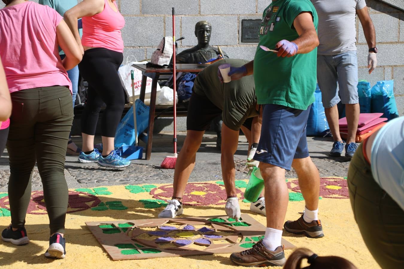 Las alfombras de sal embellecen y llenan de color, hoy, las calles de Jerez de los Caballeros con motivo de la festividad del Corpus Christi. Desde primera hora de la mañana, miembros de las cofradías y hermandades, Cáritas, grupos de catequesis, familias de los niños que han hecho este año la Primera Comunión, miembros de la Asociación de costaleros y costaleras de la Semana Santa jerezana, Ayuntamiento y vecinos han cubierto las principales calles del municipio con 6.250 kilos de sal teñida, plenas de color. A continuación, han disfrutado de una jornada de convivencia en la Casa de la Iglesia 'Cecilia de Arteaga'.