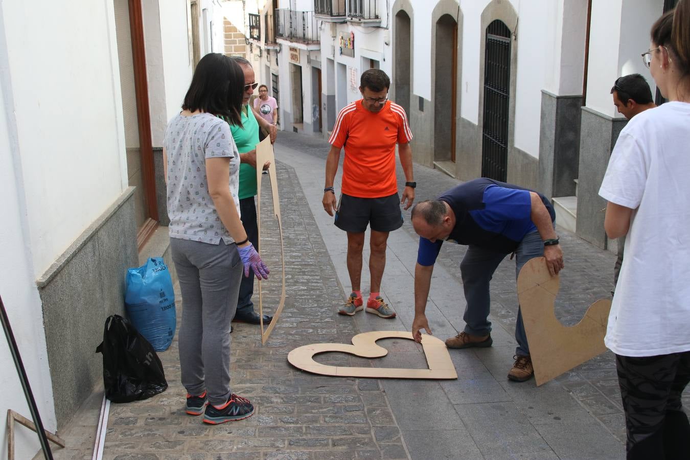 Las alfombras de sal embellecen y llenan de color, hoy, las calles de Jerez de los Caballeros con motivo de la festividad del Corpus Christi. Desde primera hora de la mañana, miembros de las cofradías y hermandades, Cáritas, grupos de catequesis, familias de los niños que han hecho este año la Primera Comunión, miembros de la Asociación de costaleros y costaleras de la Semana Santa jerezana, Ayuntamiento y vecinos han cubierto las principales calles del municipio con 6.250 kilos de sal teñida, plenas de color. A continuación, han disfrutado de una jornada de convivencia en la Casa de la Iglesia 'Cecilia de Arteaga'.
