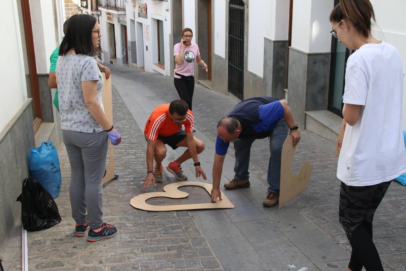 Las alfombras de sal embellecen y llenan de color, hoy, las calles de Jerez de los Caballeros con motivo de la festividad del Corpus Christi. Desde primera hora de la mañana, miembros de las cofradías y hermandades, Cáritas, grupos de catequesis, familias de los niños que han hecho este año la Primera Comunión, miembros de la Asociación de costaleros y costaleras de la Semana Santa jerezana, Ayuntamiento y vecinos han cubierto las principales calles del municipio con 6.250 kilos de sal teñida, plenas de color. A continuación, han disfrutado de una jornada de convivencia en la Casa de la Iglesia 'Cecilia de Arteaga'.