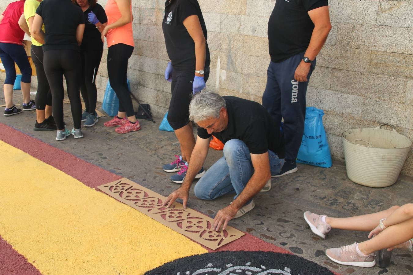 Las alfombras de sal embellecen y llenan de color, hoy, las calles de Jerez de los Caballeros con motivo de la festividad del Corpus Christi. Desde primera hora de la mañana, miembros de las cofradías y hermandades, Cáritas, grupos de catequesis, familias de los niños que han hecho este año la Primera Comunión, miembros de la Asociación de costaleros y costaleras de la Semana Santa jerezana, Ayuntamiento y vecinos han cubierto las principales calles del municipio con 6.250 kilos de sal teñida, plenas de color. A continuación, han disfrutado de una jornada de convivencia en la Casa de la Iglesia 'Cecilia de Arteaga'.