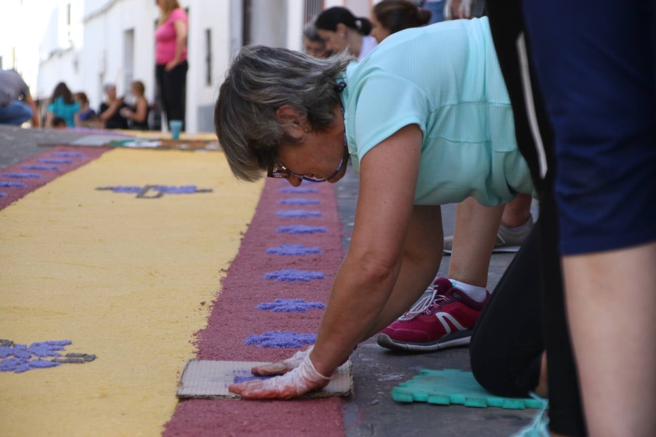 Las alfombras de sal embellecen y llenan de color, hoy, las calles de Jerez de los Caballeros con motivo de la festividad del Corpus Christi. Desde primera hora de la mañana, miembros de las cofradías y hermandades, Cáritas, grupos de catequesis, familias de los niños que han hecho este año la Primera Comunión, miembros de la Asociación de costaleros y costaleras de la Semana Santa jerezana, Ayuntamiento y vecinos han cubierto las principales calles del municipio con 6.250 kilos de sal teñida, plenas de color. A continuación, han disfrutado de una jornada de convivencia en la Casa de la Iglesia 'Cecilia de Arteaga'.