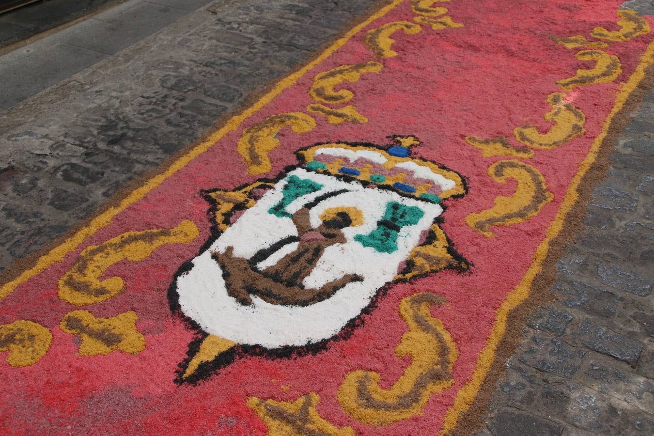 Las alfombras de sal embellecen y llenan de color, hoy, las calles de Jerez de los Caballeros con motivo de la festividad del Corpus Christi. Desde primera hora de la mañana, miembros de las cofradías y hermandades, Cáritas, grupos de catequesis, familias de los niños que han hecho este año la Primera Comunión, miembros de la Asociación de costaleros y costaleras de la Semana Santa jerezana, Ayuntamiento y vecinos han cubierto las principales calles del municipio con 6.250 kilos de sal teñida, plenas de color. A continuación, han disfrutado de una jornada de convivencia en la Casa de la Iglesia 'Cecilia de Arteaga'.