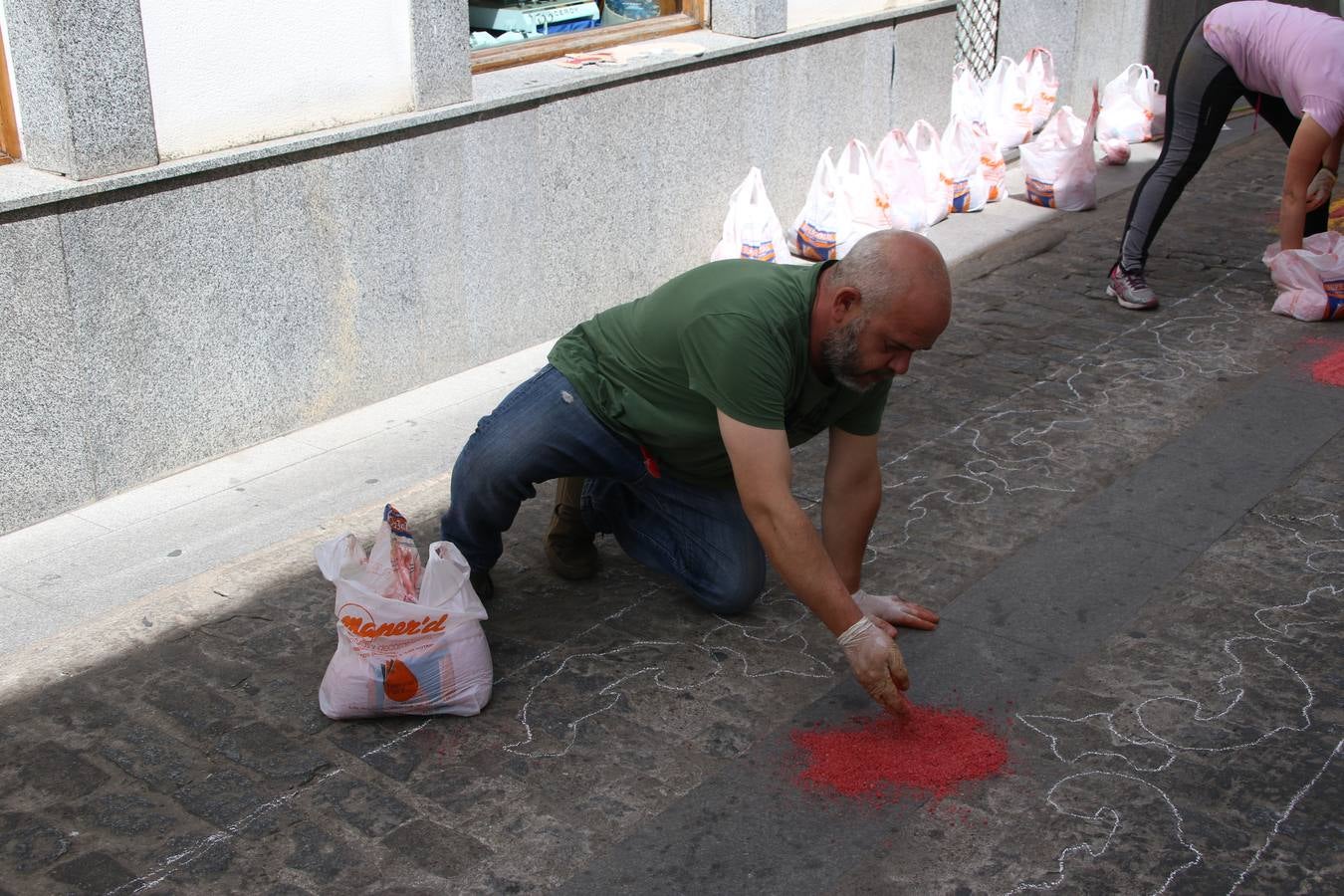 Las alfombras de sal embellecen y llenan de color, hoy, las calles de Jerez de los Caballeros con motivo de la festividad del Corpus Christi. Desde primera hora de la mañana, miembros de las cofradías y hermandades, Cáritas, grupos de catequesis, familias de los niños que han hecho este año la Primera Comunión, miembros de la Asociación de costaleros y costaleras de la Semana Santa jerezana, Ayuntamiento y vecinos han cubierto las principales calles del municipio con 6.250 kilos de sal teñida, plenas de color. A continuación, han disfrutado de una jornada de convivencia en la Casa de la Iglesia 'Cecilia de Arteaga'.