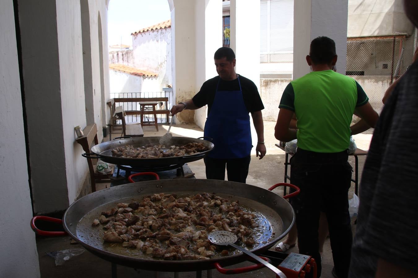 Las alfombras de sal embellecen y llenan de color, hoy, las calles de Jerez de los Caballeros con motivo de la festividad del Corpus Christi. Desde primera hora de la mañana, miembros de las cofradías y hermandades, Cáritas, grupos de catequesis, familias de los niños que han hecho este año la Primera Comunión, miembros de la Asociación de costaleros y costaleras de la Semana Santa jerezana, Ayuntamiento y vecinos han cubierto las principales calles del municipio con 6.250 kilos de sal teñida, plenas de color. A continuación, han disfrutado de una jornada de convivencia en la Casa de la Iglesia 'Cecilia de Arteaga'.