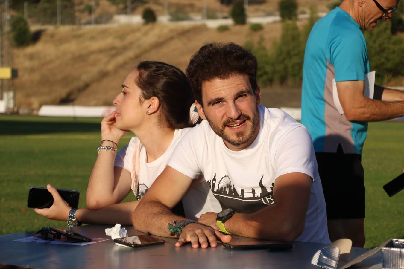 La Ciudad Deportiva 'Manuel Calzado Galván' acogió, ayer, la 'I Milla', organizada por el Club Atletismo de Jerez de los Caballeros con motivo de su primer aniversario. Manuela Gómez y Álvaro Crespo fueron los vencedores de la prueba absoluta. Al finalizar, los participantes y los allí presentes disfrutaron de una jornada de convivencia. 