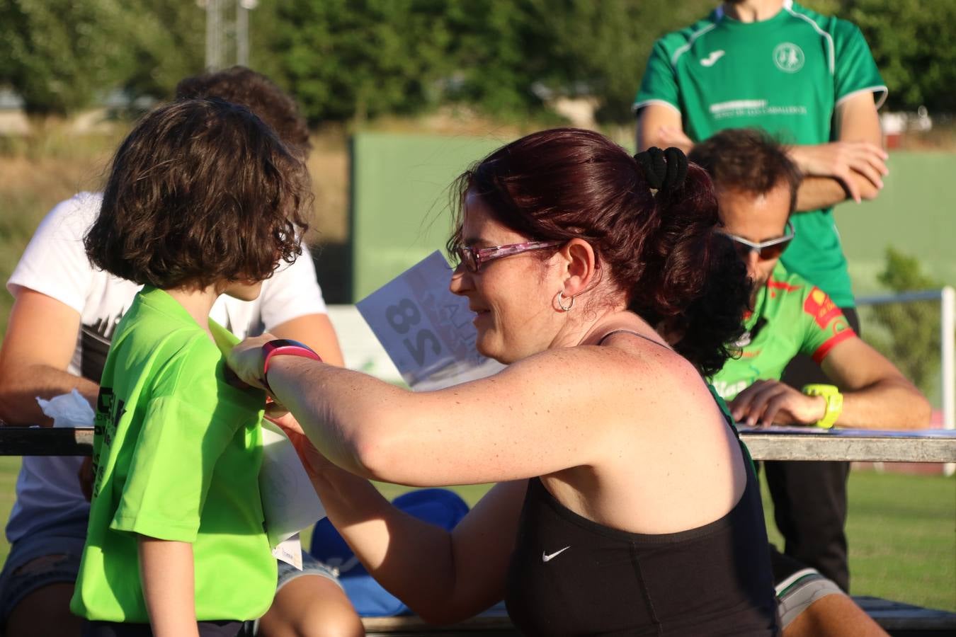 La Ciudad Deportiva 'Manuel Calzado Galván' acogió, ayer, la 'I Milla', organizada por el Club Atletismo de Jerez de los Caballeros con motivo de su primer aniversario. Manuela Gómez y Álvaro Crespo fueron los vencedores de la prueba absoluta. Al finalizar, los participantes y los allí presentes disfrutaron de una jornada de convivencia. 