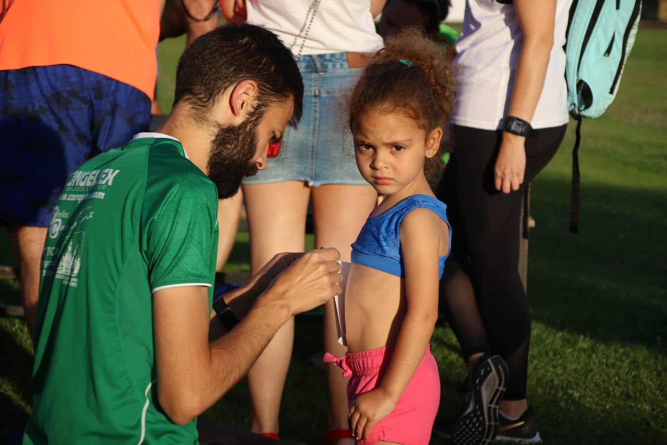 La Ciudad Deportiva 'Manuel Calzado Galván' acogió, ayer, la 'I Milla', organizada por el Club Atletismo de Jerez de los Caballeros con motivo de su primer aniversario. Manuela Gómez y Álvaro Crespo fueron los vencedores de la prueba absoluta. Al finalizar, los participantes y los allí presentes disfrutaron de una jornada de convivencia. 
