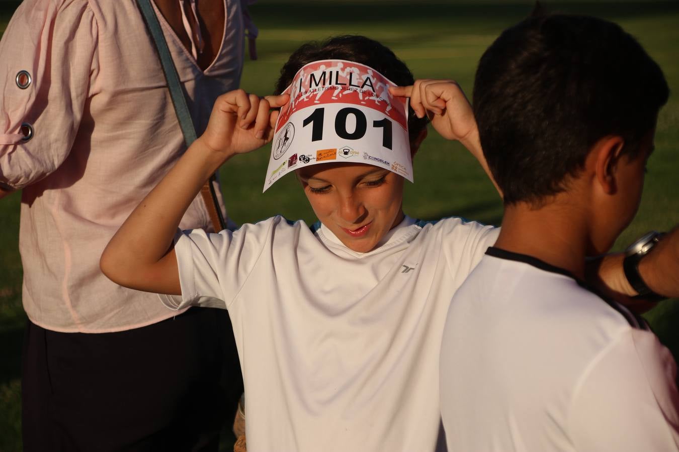 La Ciudad Deportiva 'Manuel Calzado Galván' acogió, ayer, la 'I Milla', organizada por el Club Atletismo de Jerez de los Caballeros con motivo de su primer aniversario. Manuela Gómez y Álvaro Crespo fueron los vencedores de la prueba absoluta. Al finalizar, los participantes y los allí presentes disfrutaron de una jornada de convivencia. 
