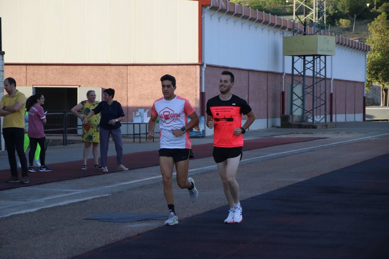 La Ciudad Deportiva 'Manuel Calzado Galván' acogió, ayer, la 'I Milla', organizada por el Club Atletismo de Jerez de los Caballeros con motivo de su primer aniversario. Manuela Gómez y Álvaro Crespo fueron los vencedores de la prueba absoluta. Al finalizar, los participantes y los allí presentes disfrutaron de una jornada de convivencia. 