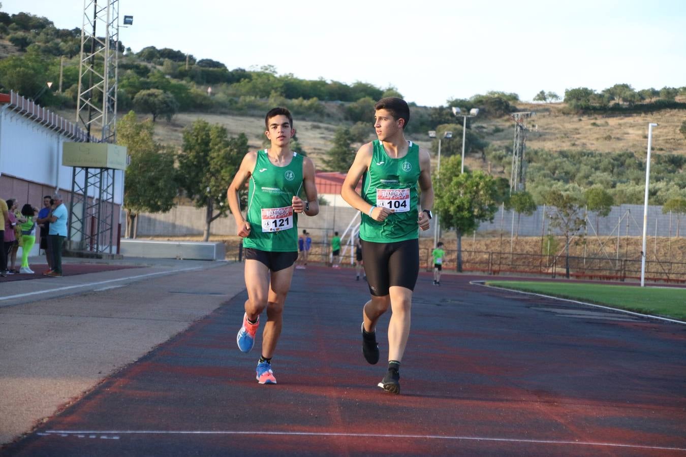 La Ciudad Deportiva 'Manuel Calzado Galván' acogió, ayer, la 'I Milla', organizada por el Club Atletismo de Jerez de los Caballeros con motivo de su primer aniversario. Manuela Gómez y Álvaro Crespo fueron los vencedores de la prueba absoluta. Al finalizar, los participantes y los allí presentes disfrutaron de una jornada de convivencia. 